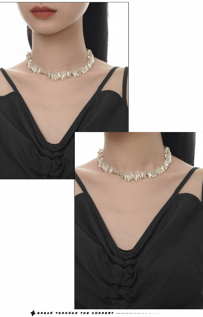 Straw skirt swaying silver necklace