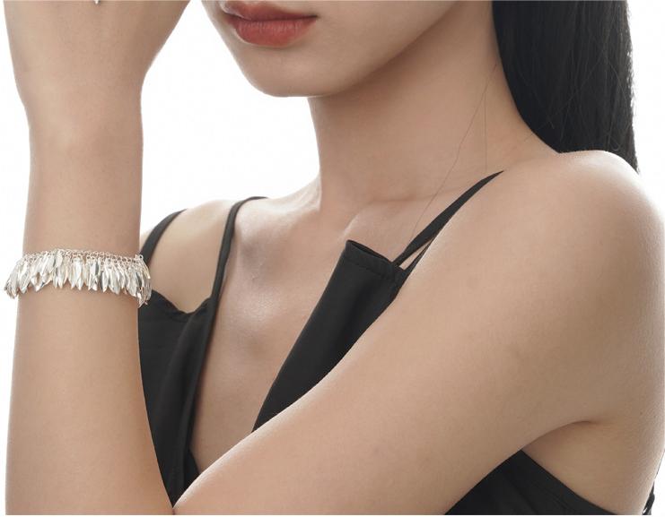 Straw skirt swaying silver bracelet