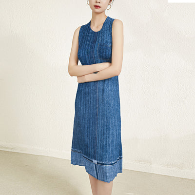 Pleated sleeveless denim long skirt