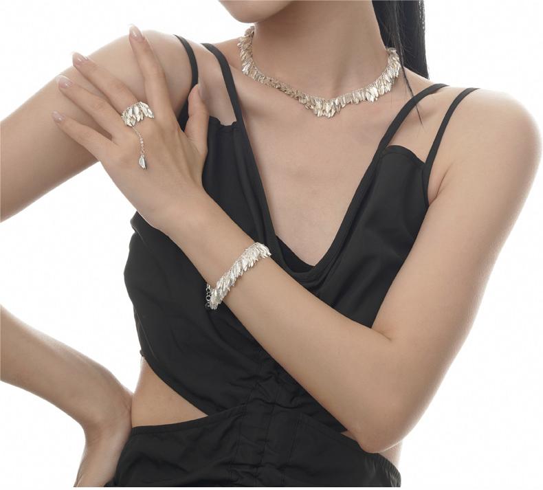 Straw skirt swaying silver bracelet